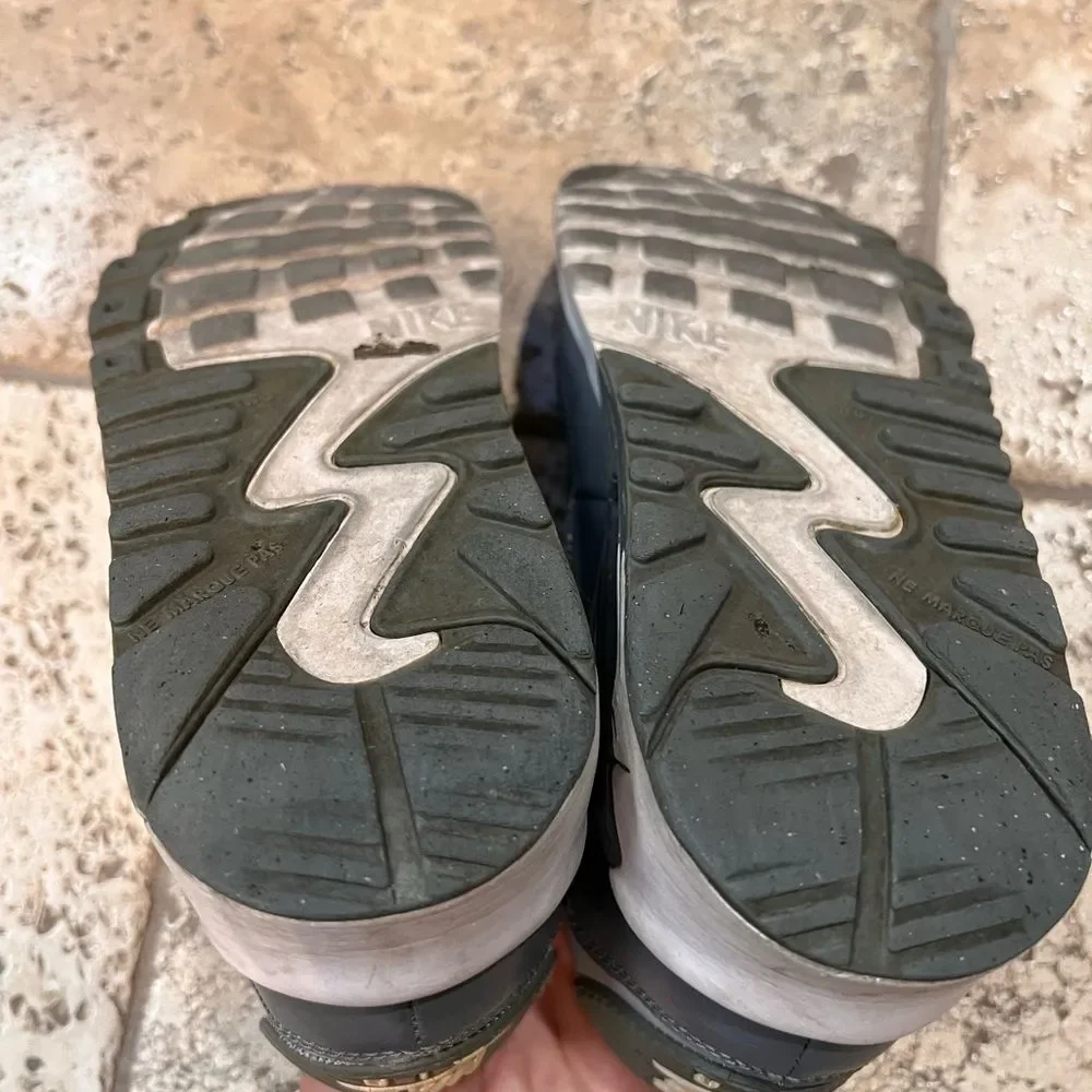 Nike Air Max Kid's Gray and White Sneakers sie 6.5Y